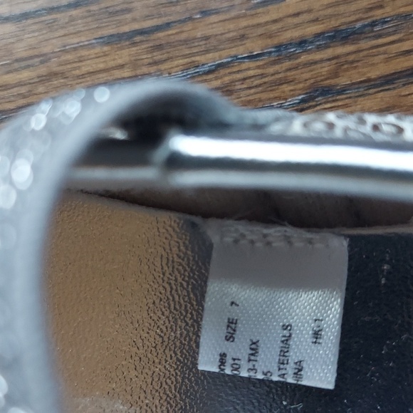 Girl Sequined Mary Janes Dress Shoes - Silver with flower pompom - sz 7 - Picture 7 of 7